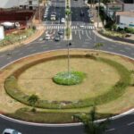 Raleigh roundabout traffic design - ALTA SURVEY North Carolina Aerial view of a roundabout in an urban area showing cars smoothly navigating the intersection, illustrating efficient road design by transportation engineers.